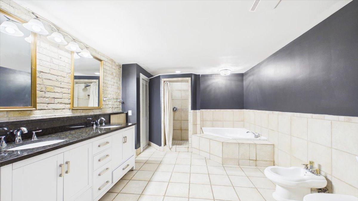 View of Residential at 300 Ridgewood Avenue #4, Minneapolis MN 55403, Minneapolis (19 of 31) - Mike Wilen | Minnesota Team Real Estate