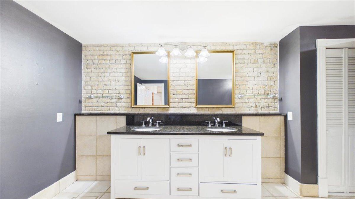 View of Residential at 300 Ridgewood Avenue #4, Minneapolis MN 55403, Minneapolis (21 of 31) - Mike Wilen | Minnesota Team Real Estate
