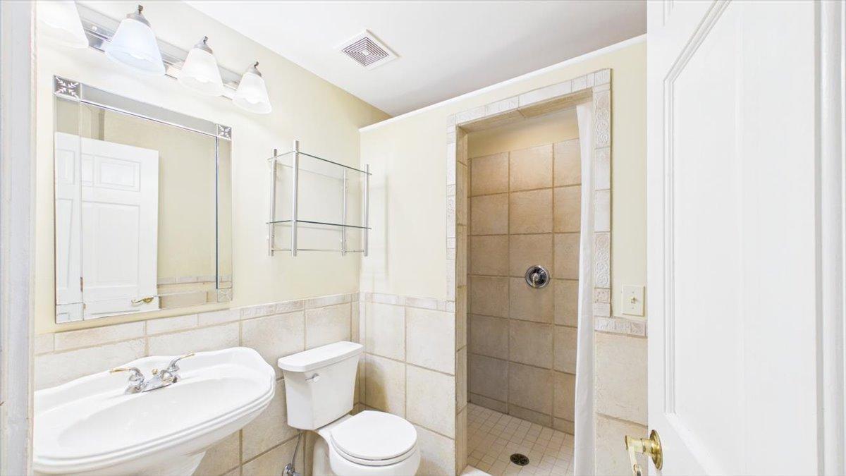 View of Residential at 300 Ridgewood Avenue #4, Minneapolis MN 55403, Minneapolis (23 of 31) - Mike Wilen | Minnesota Team Real Estate