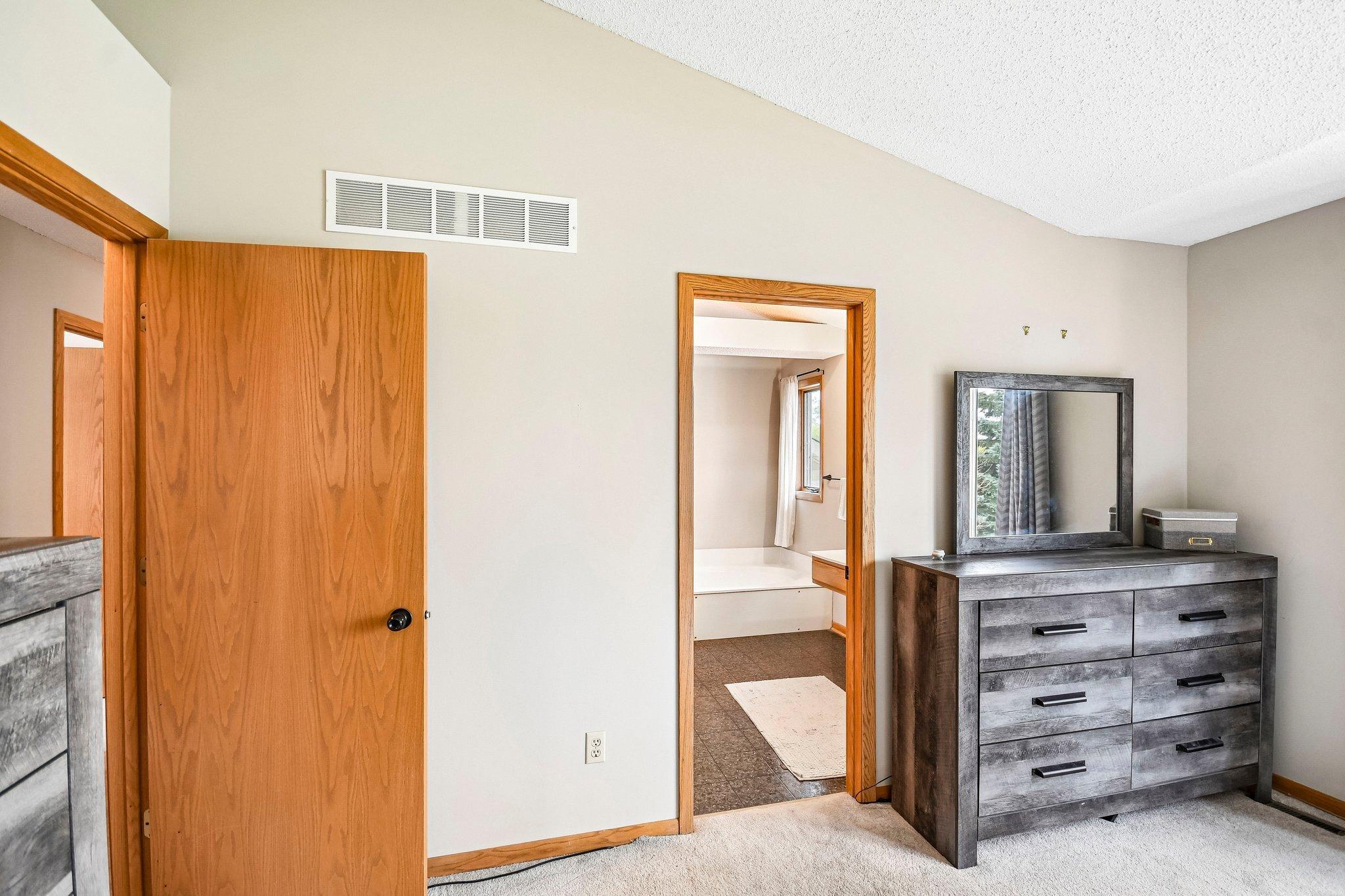 View of Residential at 1075 Fallbrook Lane, Woodbury MN 55125, Woodbury (26 of 46) - Mike Wilen | Minnesota Team Real Estate