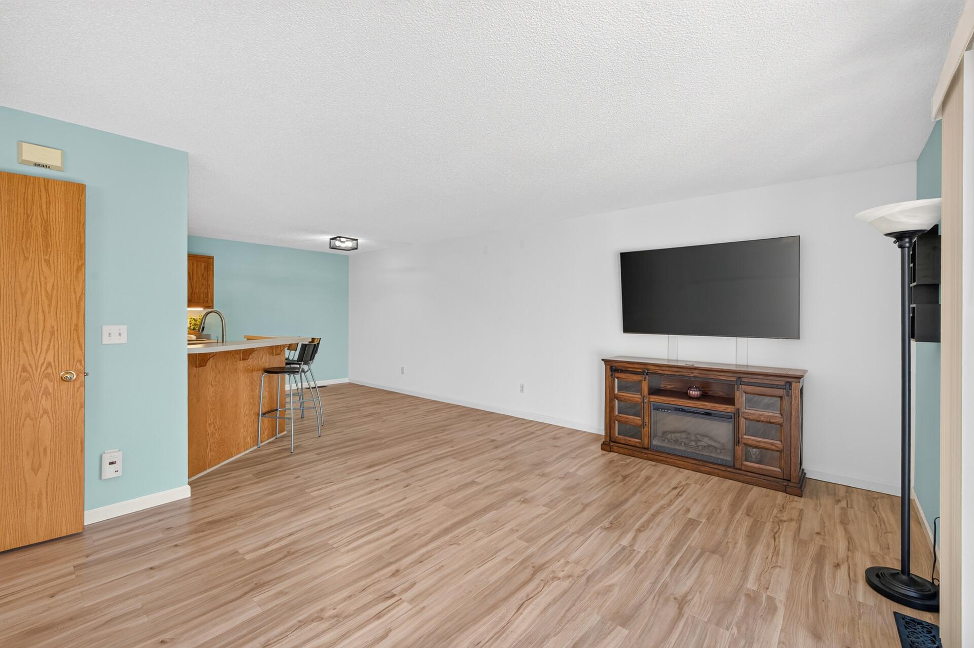 View of Residential at 4913 Grenwich Avenue, Oakdale MN 55128, Oakdale (11 of 31) - Mike Wilen | Minnesota Team Real Estate