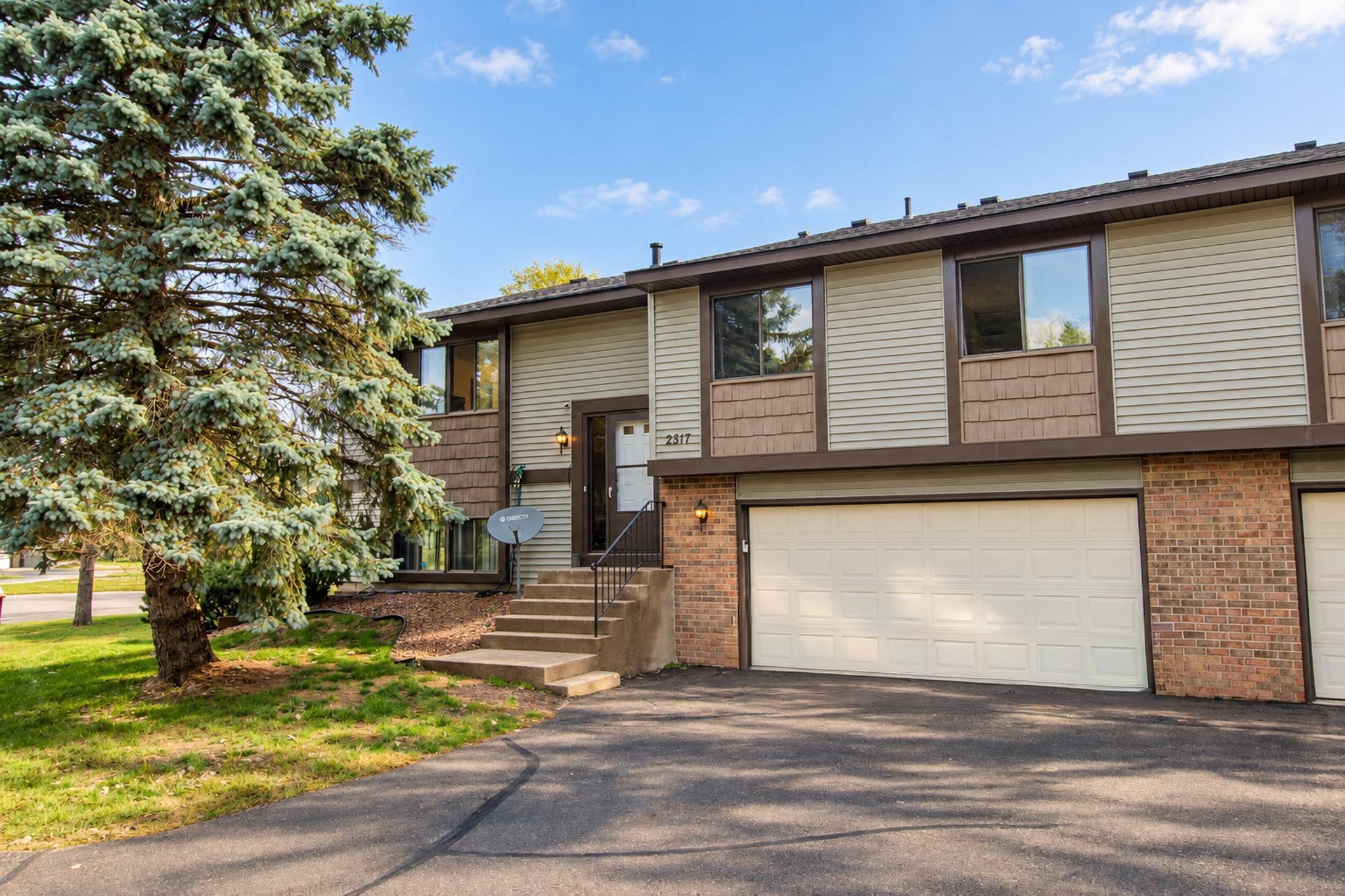View of (TH) Quad/4 Corners at 2817 Wimbledon Ridge, Woodbury - Mike Wilen | Minnesota Team Real Estate