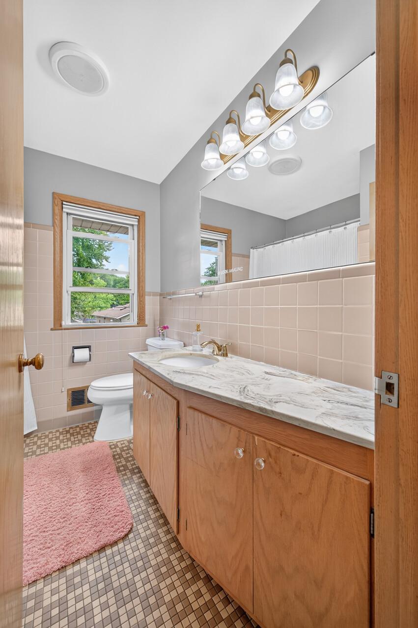 View of Residential at 13819 Bellevue Drive, Minnetonka MN 55345, Minnetonka (22 of 45) - Mike Wilen | Minnesota Team Real Estate