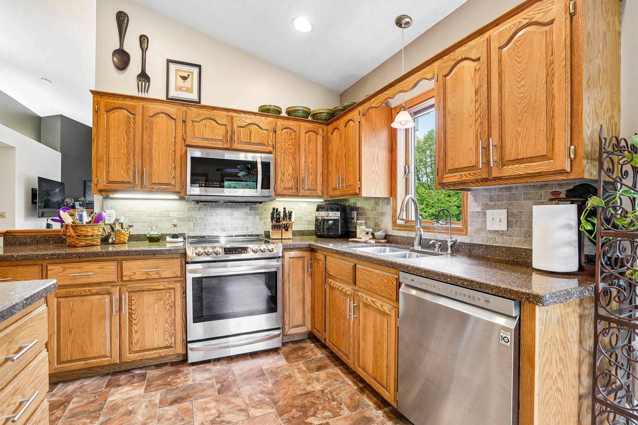 View of Residential at 994 Stratford Lane, Burnsville MN 55337, Burnsville (17 of 46) - Mike Wilen | Minnesota Team Real Estate
