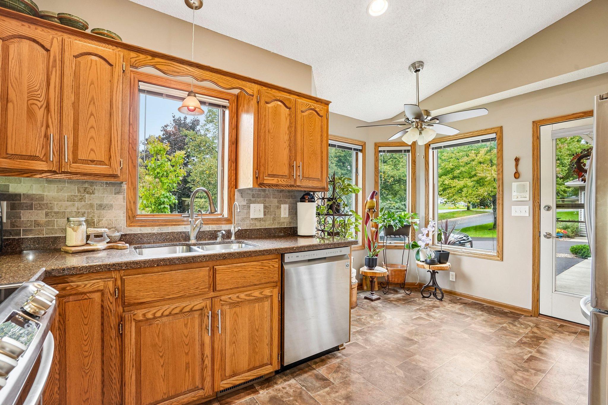 View of Residential at 994 Stratford Lane, Burnsville MN 55337, Burnsville (18 of 46) - Mike Wilen | Minnesota Team Real Estate