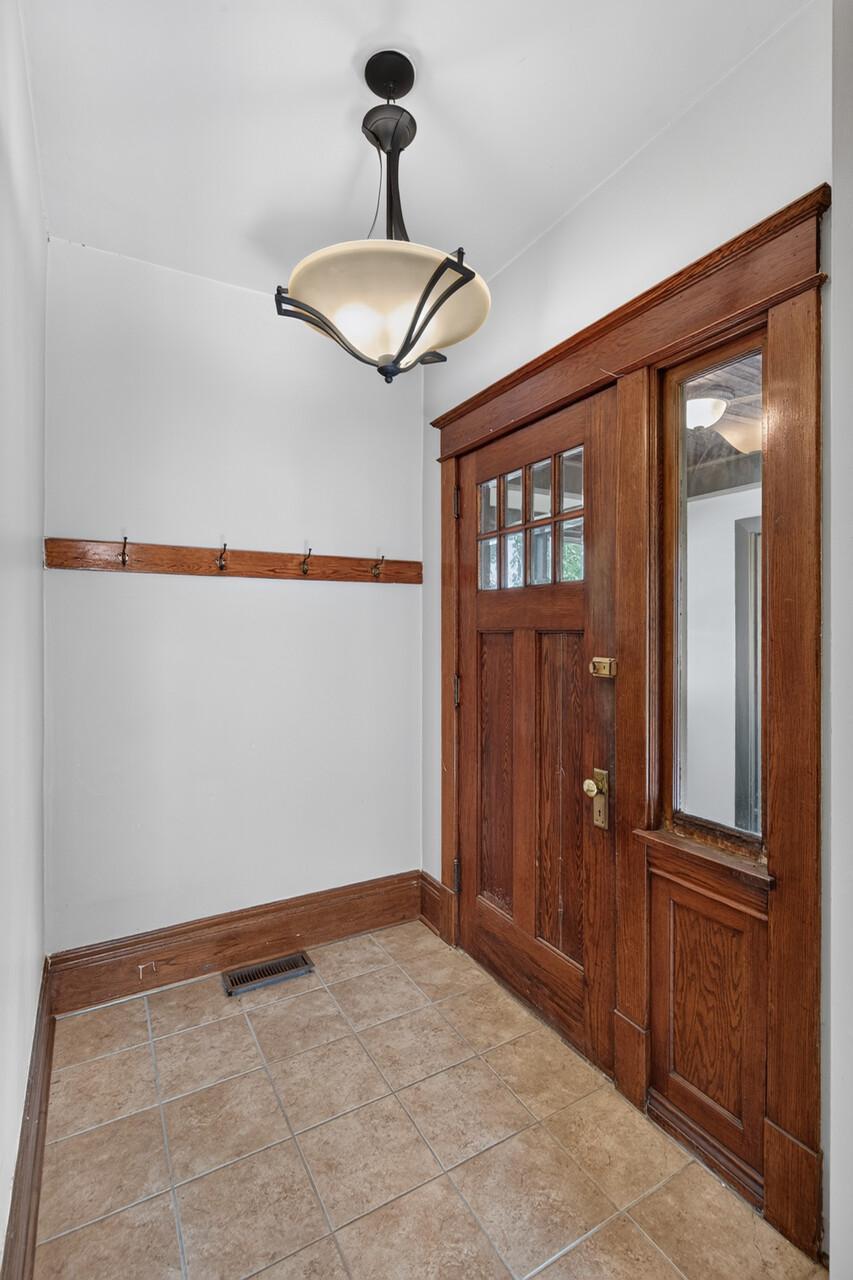 View of Residential at 1007 Victoria Street, Saint Paul MN 55103, Saint Paul (7 of 46) - Mike Wilen | Minnesota Team Real Estate