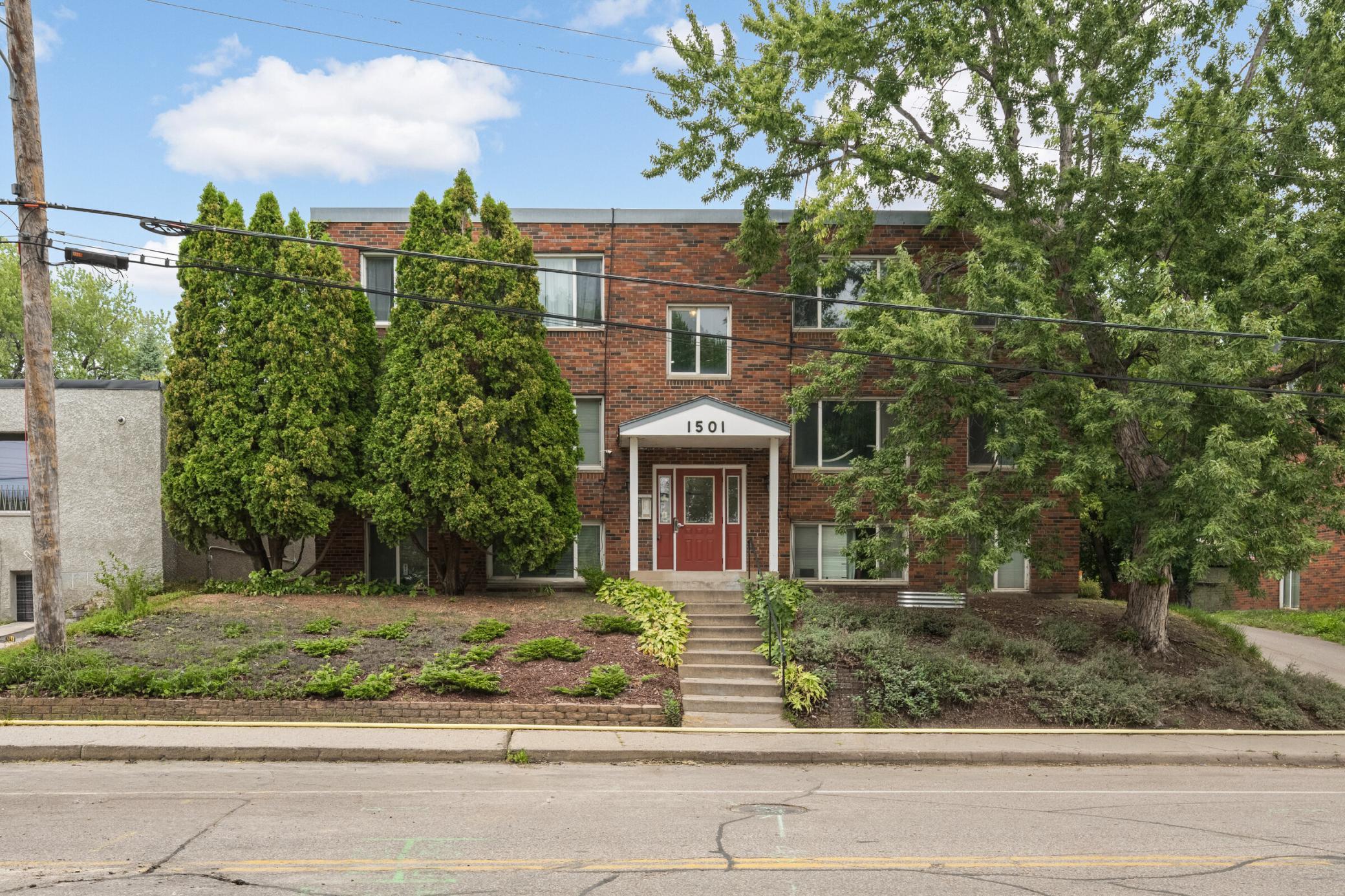 View of Apartments/Multi Family, Freestanding, Low Rise (3- levels) at 1501 Marshall Street, Minneapolis - Mike Wilen | Minnesota Team Real Estate