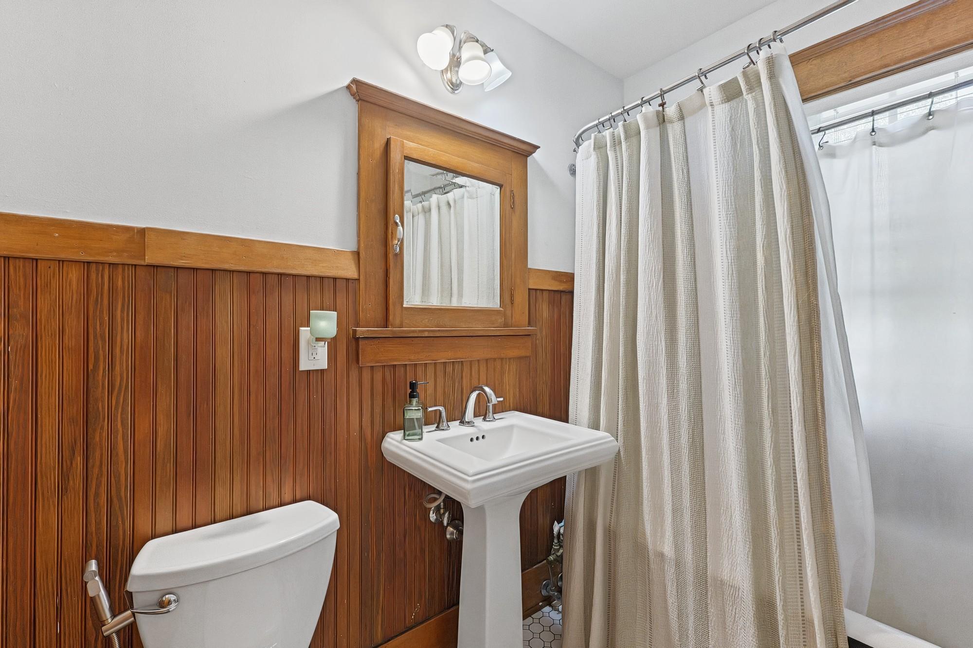 View of Residential Income at 2104 6th Street, Minneapolis MN 55411, Minneapolis (15 of 45) - Mike Wilen | Minnesota Team Real Estate