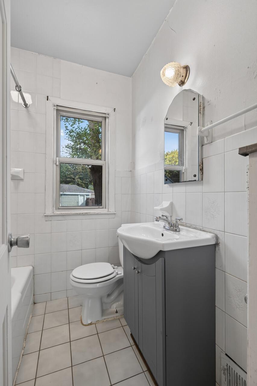 View of Residential at 4822 Bryant Avenue, Minneapolis MN 55430, Minneapolis (14 of 30) - Mike Wilen | Minnesota Team Real Estate