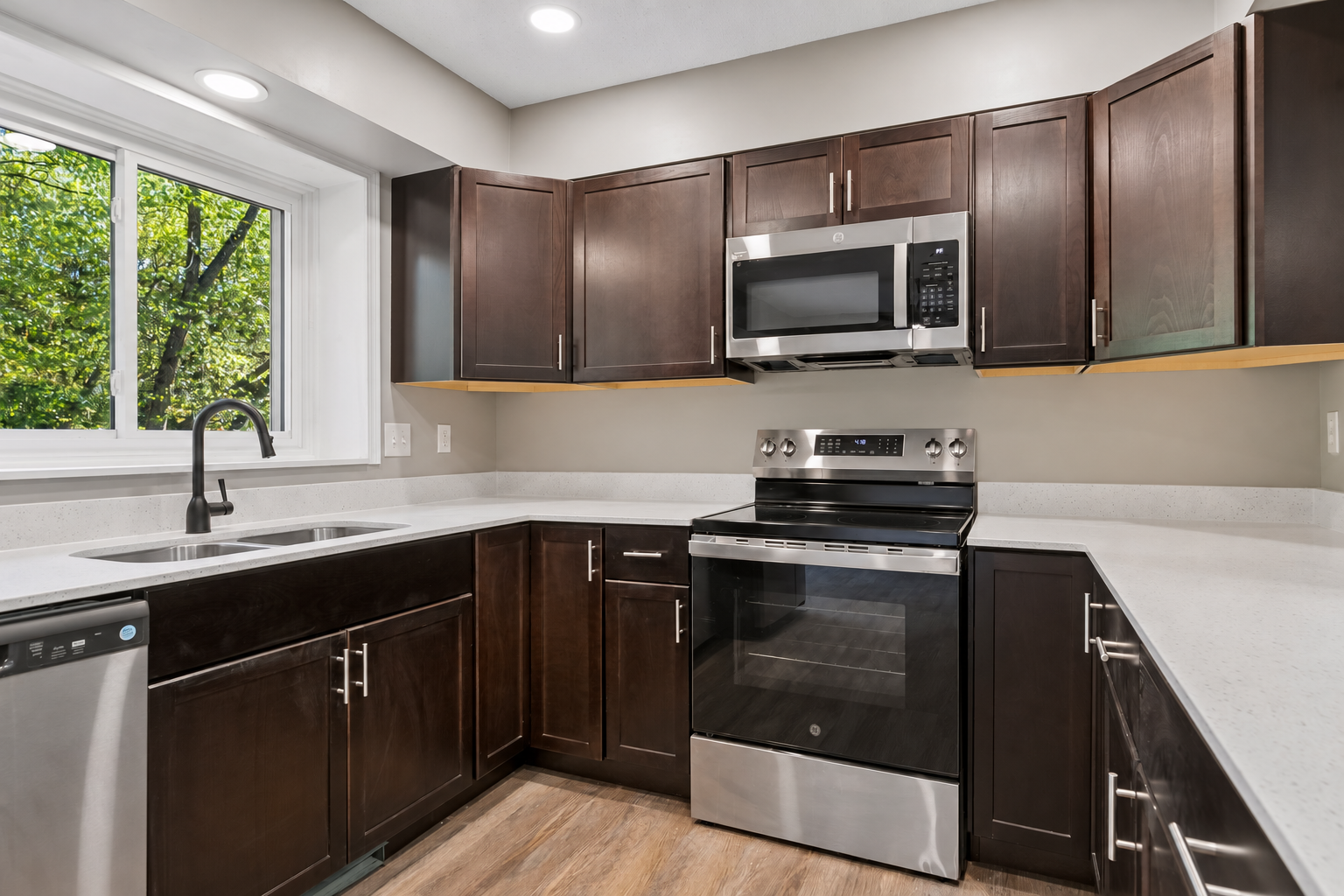 View of Residential at 830 Winthrop Street, Saint Paul MN 55119, Saint Paul (8 of 28) - Mike Wilen | Minnesota Team Real Estate