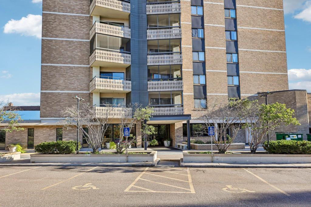 View of Residential at 410 Groveland Avenue #305, Minneapolis MN 55403, Minneapolis (27 of 40) - Mike Wilen | Minnesota Team Real Estate
