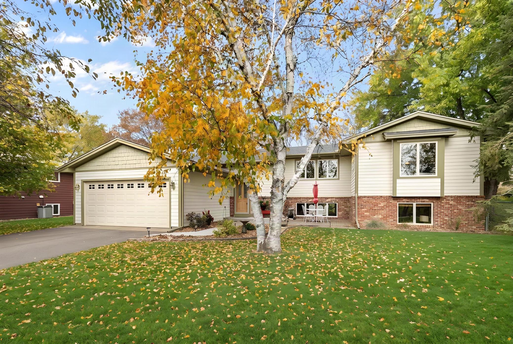 View of Single Family at 555 Oak Drive, Vadnais Heights - Mike Wilen | Minnesota Team Real Estate